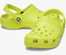 Cargar imagen en el visor de la galería, CALZADO CROCS 10001-31H CLASSIC LIMEADE
