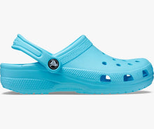 Cargar imagen en el visor de la galería, CALZADO CROCS 10001-411 CLASSIC AZUL CIELO
