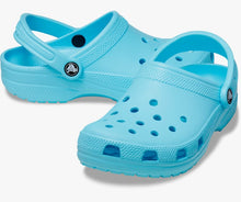 Cargar imagen en el visor de la galería, CALZADO CROCS 10001-411 CLASSIC AZUL CIELO
