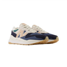 Cargar imagen en el visor de la galería, Calzado New Balance M5740CCA Beige/Azul Marino/Blanco
