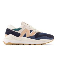 Cargar imagen en el visor de la galería, Calzado New Balance M5740CCA Beige/Azul Marino/Blanco
