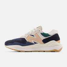 Cargar imagen en el visor de la galería, Calzado New Balance M5740CCA Beige/Azul Marino/Blanco
