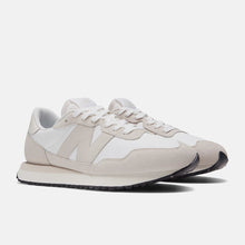 Cargar imagen en el visor de la galería, Calzado New Balance MS237SE Blanco/Beige
